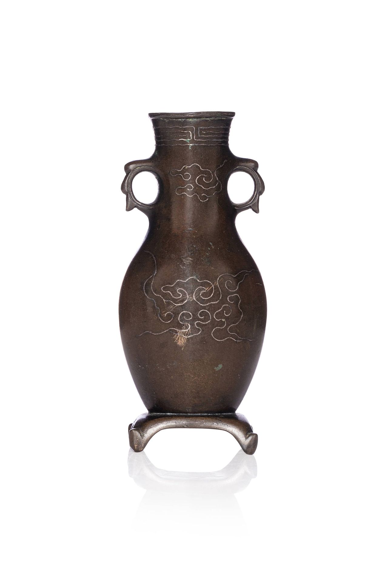 CHINE, XVIIe siècle 
Vase miniature en bronze de forme balustre, les anses à l'i&hellip;
