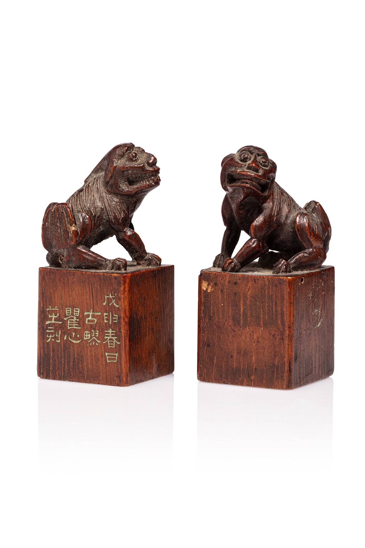 CHINE, XIXe siècle 
Paire de sceaux en bambou sculpté les prises formées de chie&hellip;