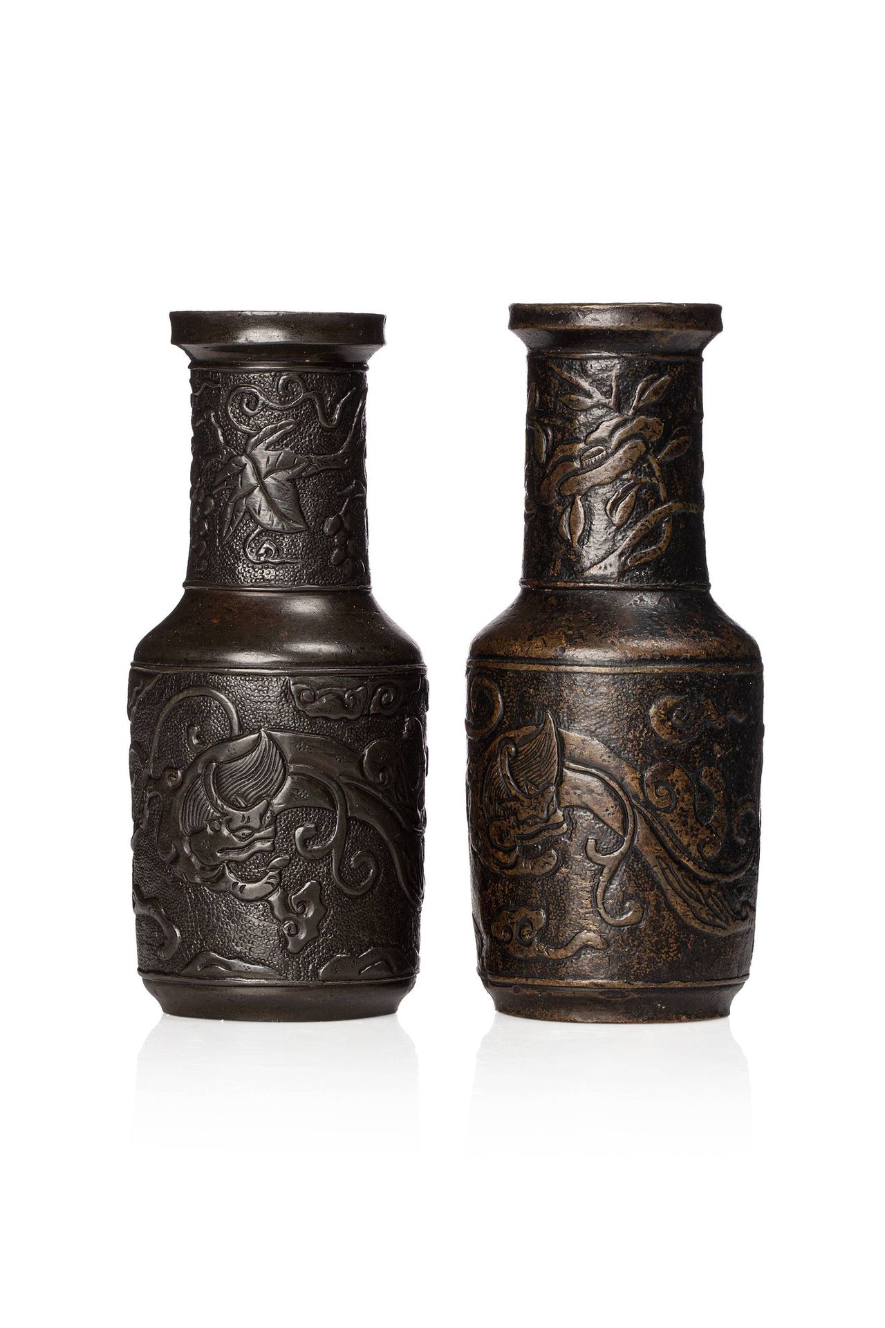 CHINE, XVIIe siècle 
Paire de vases en bronze à patine brune de forme de maillet&hellip;