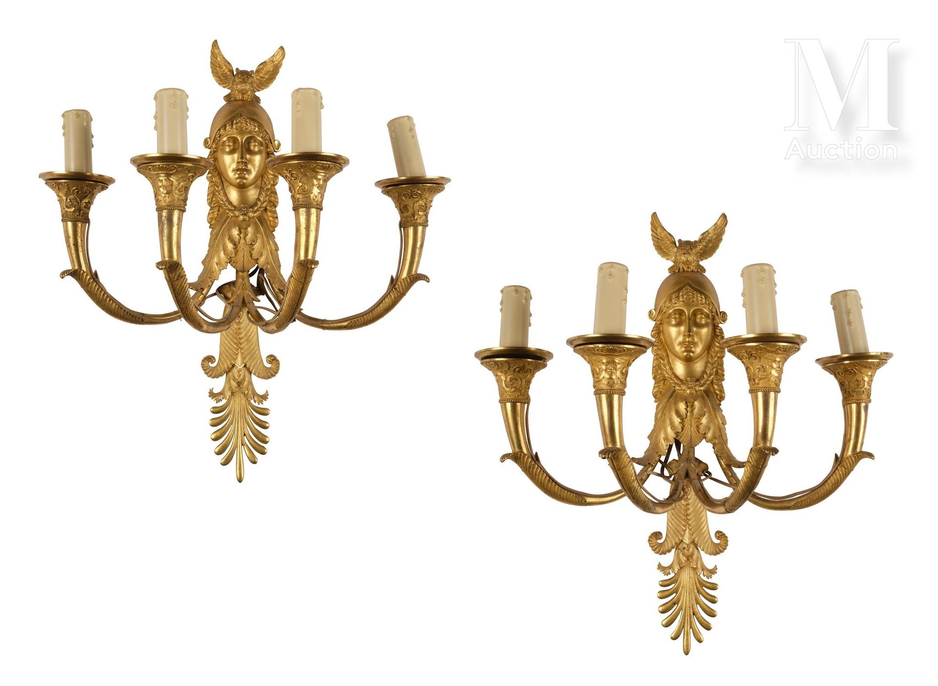 Paire d'APPLIQUES 一个四盏灯的带凹槽和镀金的青铜壁炉架。轴心由刺桐叶和棕榈叶组成，上面有一个带头盔的密涅瓦面具，上面站着一只张开翅膀的猫头鹰。&hellip;