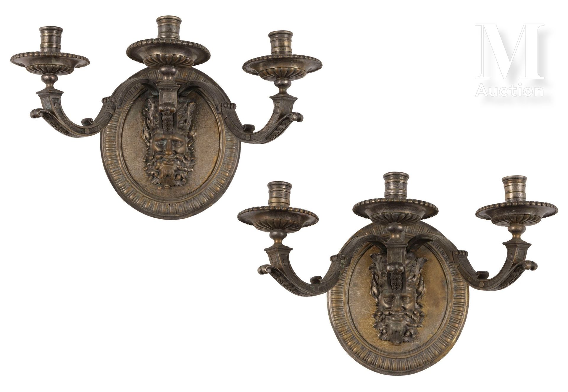 Paire d'APPLIQUES 青铜凿刻和镀银，椭圆形的板子上装饰着大胡子人、法神或萨提尔的面具，戴着刺桐叶的皇冠，皇冠上有三个控制台的立柱，形成光臂。饰以&hellip;