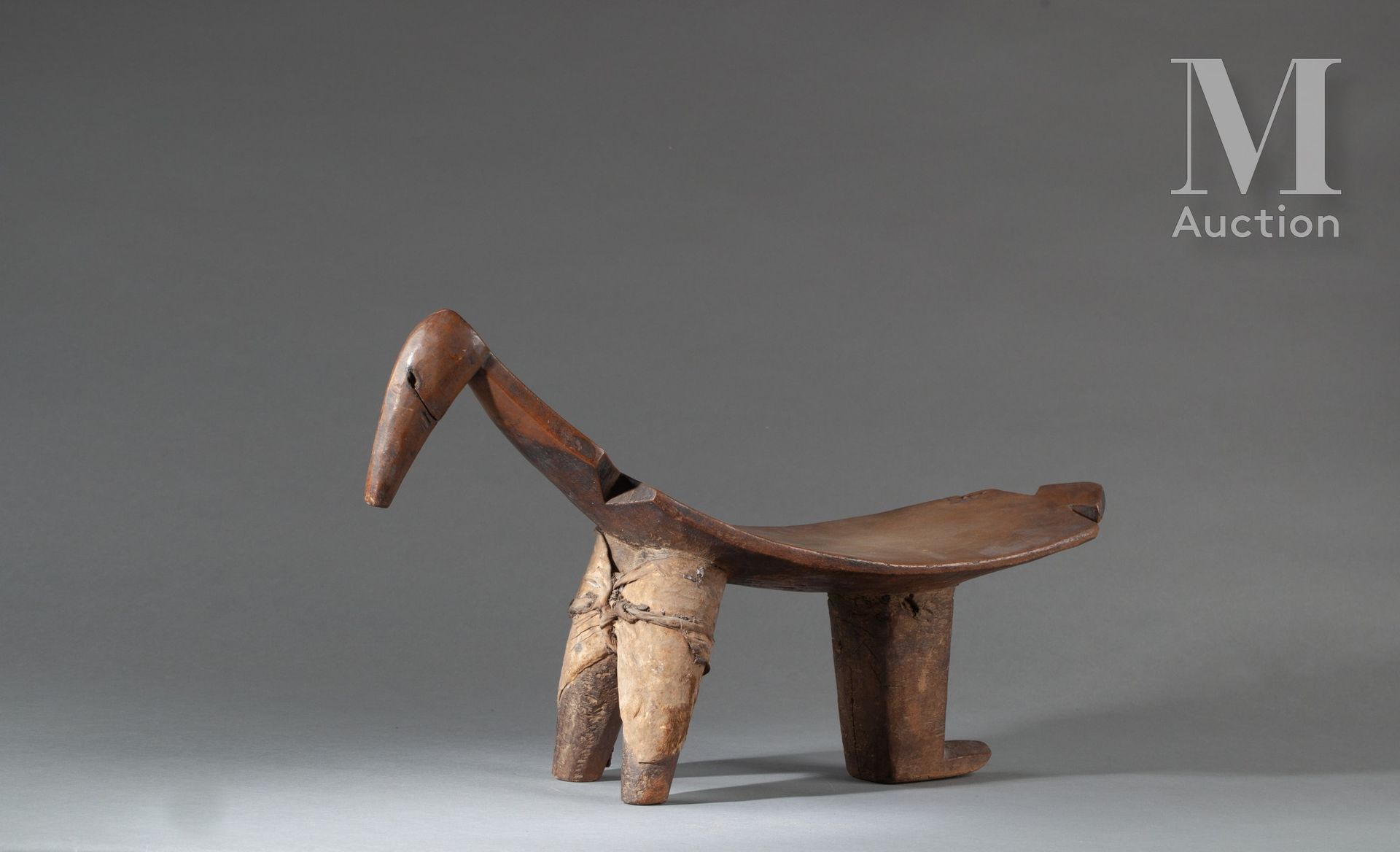 TABOURET TRIPODE the forms evoking a stylized bird. 

Wood, leather, old honey a&hellip;