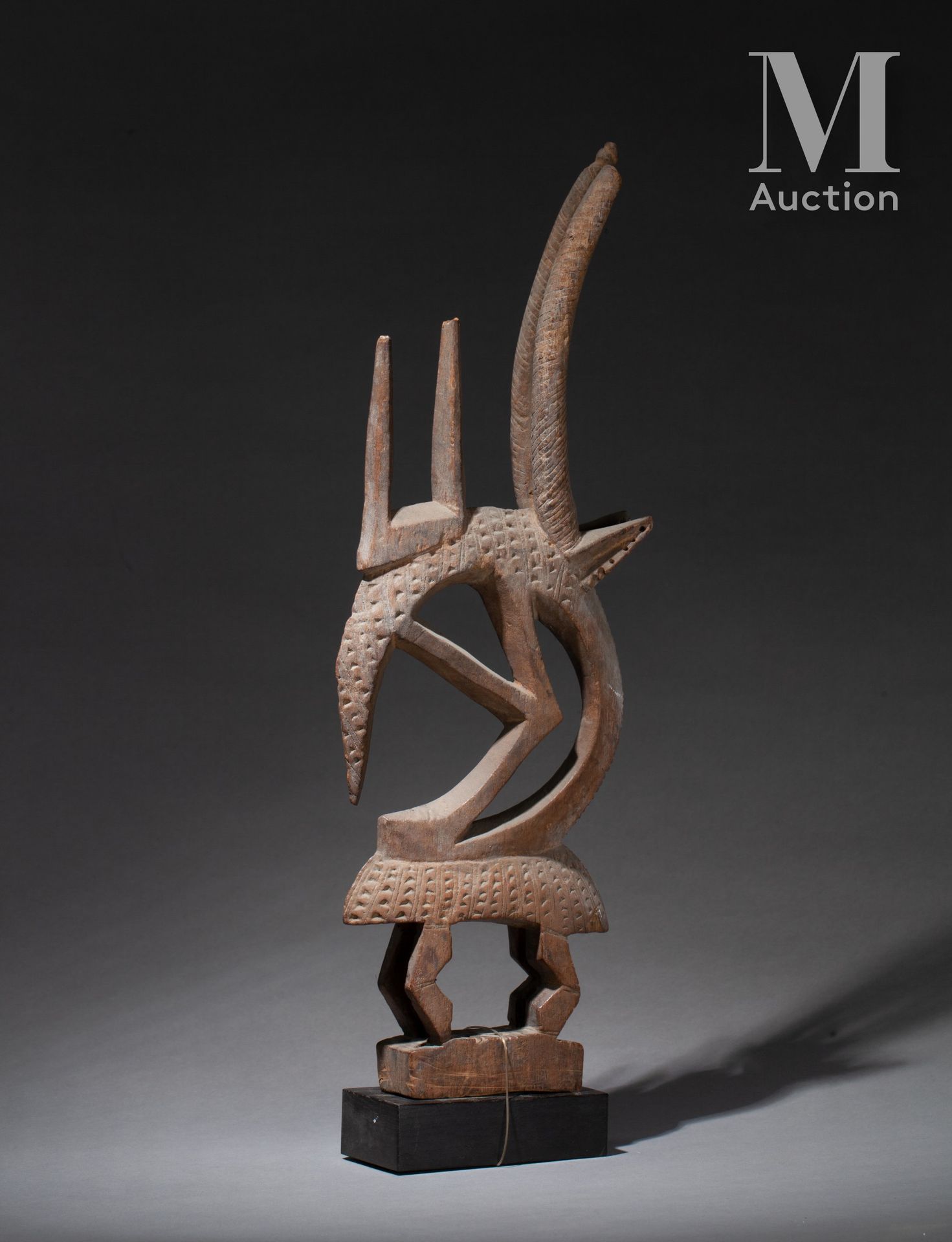 Cimier de cérémonie agraire sculpté d’une antilope stylisée, le corps orné de mo&hellip;