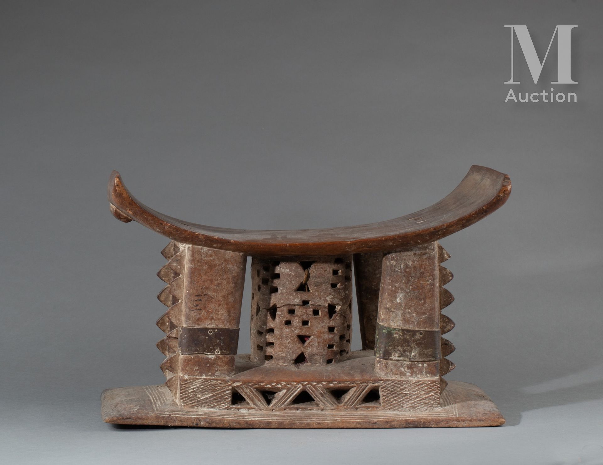 Tabouret traditionnel 四条腿，中间的镂空柱子象征着一个小米的阁楼。

木质，有古老的光泽和使用痕迹。

阿散蒂，加纳，20世纪

34 x&hellip;