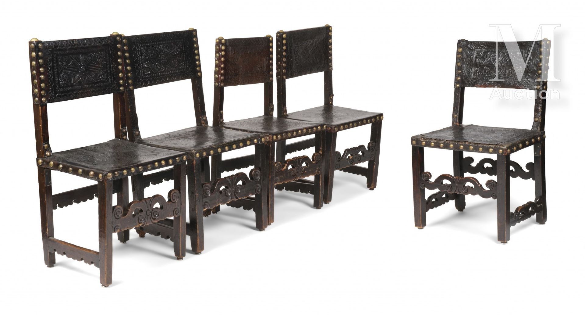 Ensemble de dix chaises 胡桃木和橡木雕刻的直背，直腿由镂空的横杆连接。背部和座椅采用压花皮革装饰，由大铜钉固定在一起。

由17世纪的古&hellip;
