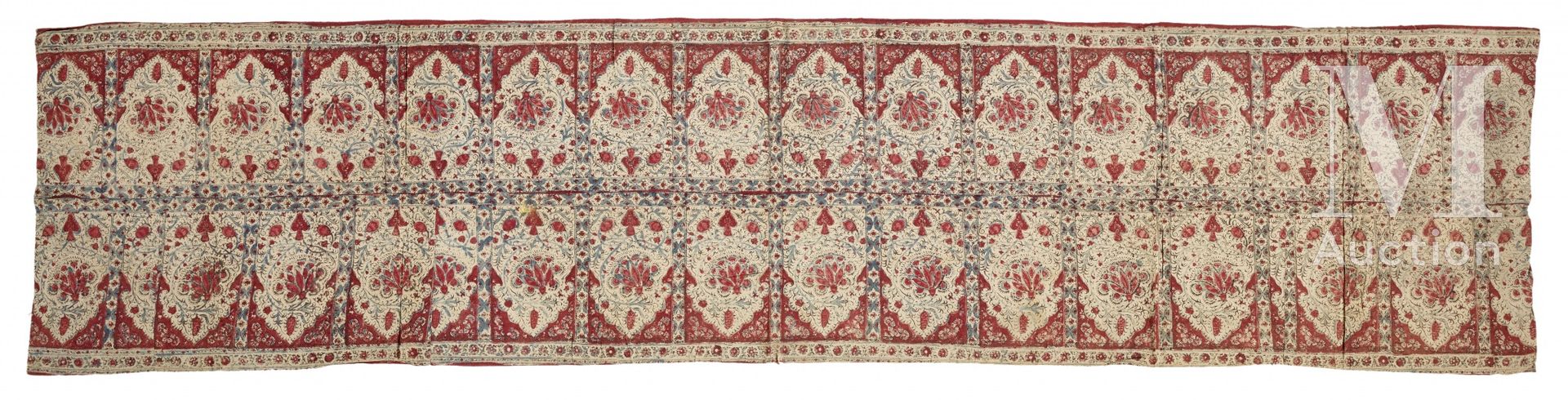 Null Kalamkar挂毯 印度，约1900年 手工印刷的棉质挂毯，装饰有花瓶、阿拉伯式花纹和对称的弧形图案的动画板。米色棉布衬里。48 x 205 cm &hellip;