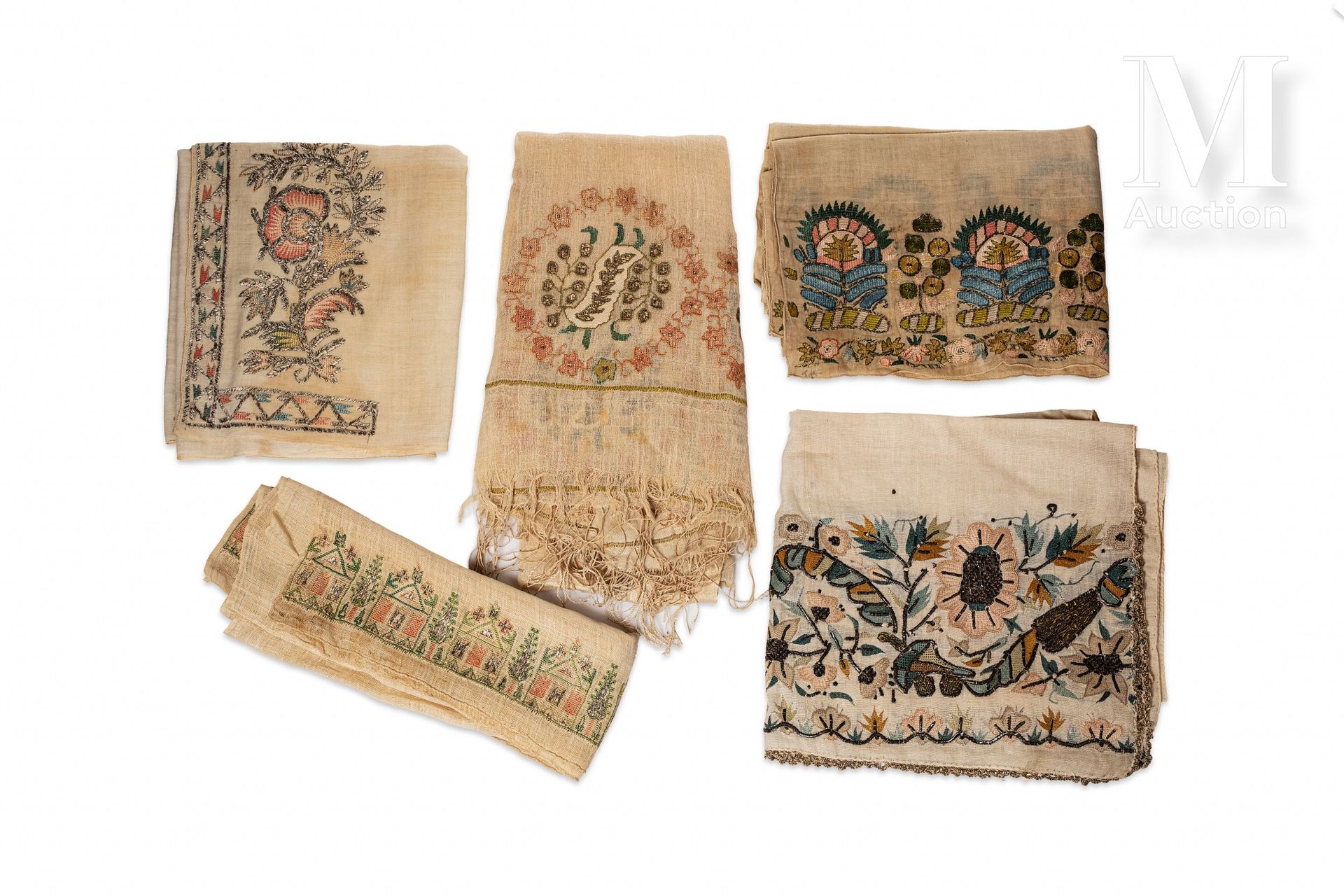 Null 一组土耳其浴室毛巾，19世纪 五件在亚麻布和棉布上用丝绸和金属线刺绣，有花卉装饰，一件有教堂图案。 长168至70厘米，宽45厘米左右的一组奥特曼刺绣&hellip;