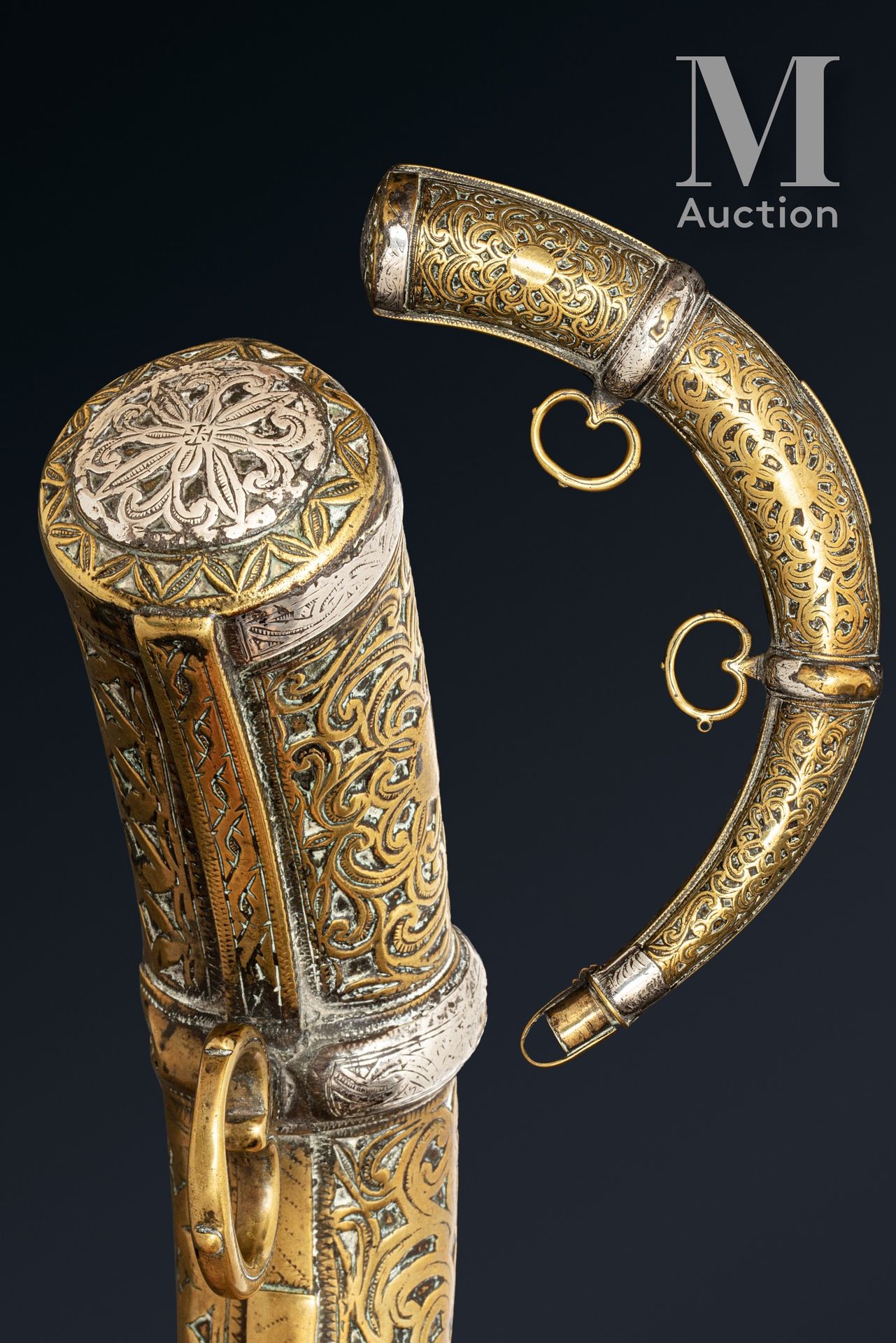 Null 美丽的火药瓶摩洛哥，19世纪 铜和银。这款粉壶呈月牙形，正面精雕细刻着卷轴图案，背面则是一个十字架。漂亮的旧铜锈，磨损。 长：30厘米
