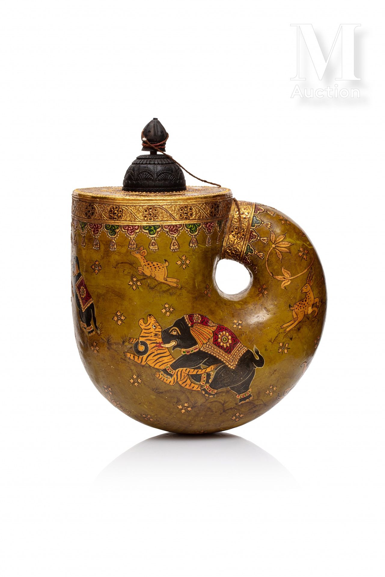 Null 不朽的北印度火药瓶 鹦鹉螺形状，由木头制成，涂有多色，并以黄金强化。这个装饰性和纪念性的火药瓶上有狩猎场景的插图。 高度：30厘米
