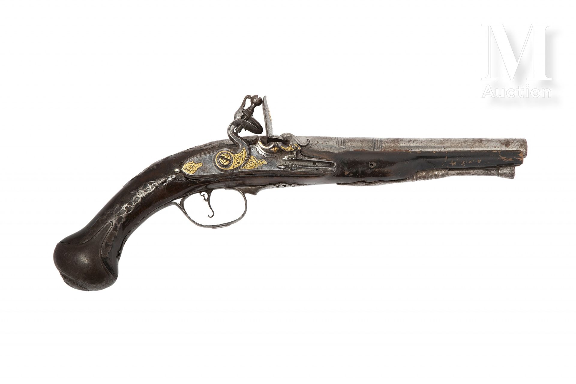 Null 奥斯曼燧发枪 土耳其，18世纪末-19世纪初。剖开后是圆形的枪管，燧石锁镶嵌着黄金并装饰着卷轴；木头部分镶嵌着钢制的镂空卷轴；钢制的枪托以前雕刻着一个&hellip;