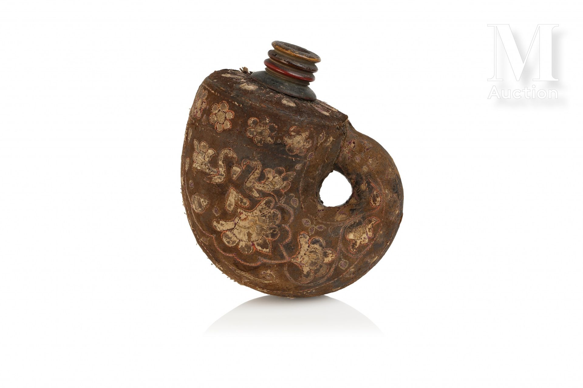 Poire à poudre indienne 约1800年
鹦鹉螺形状，覆盖着以前绣有金属线（zardosy）的带花纹的天鹅绒，没有塞子，有两个铁质吊环。(非&hellip;