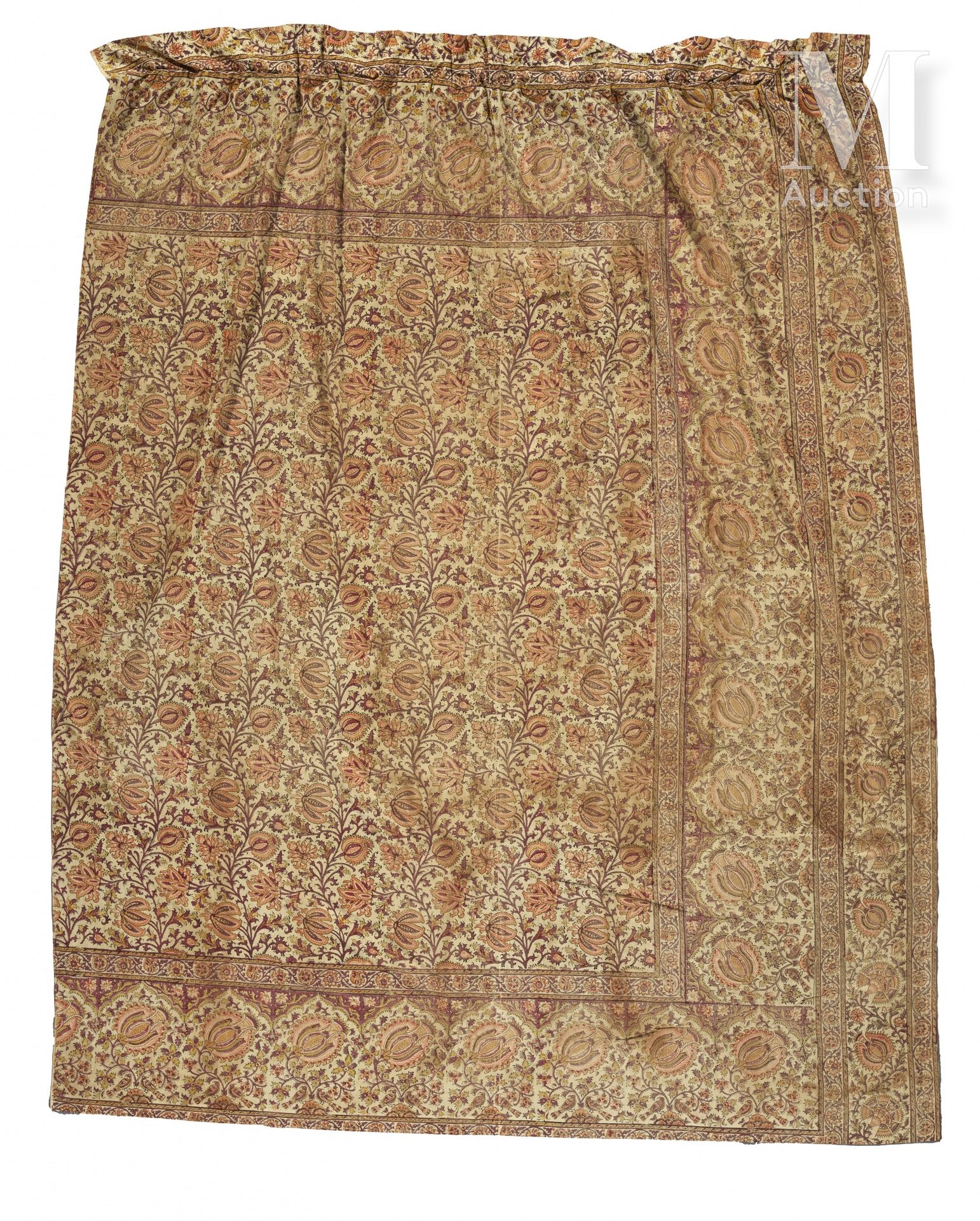 Null 印度 - Kalamkar 印度，19世纪 手工印制的棉质挂件，上面有红色阴影的花卉装饰。中央面板上装饰着带有石榴花的树枝；三面有两个边框，一个窄的边&hellip;