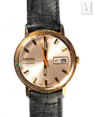 ENICAR 海洋珍珠

圆形男士手表

约1960年

签名和编号的镀金表壳

银色表盘上有应用指标，3点钟位置有星期和日期窗口

自动上链机械机芯

直径：&hellip;