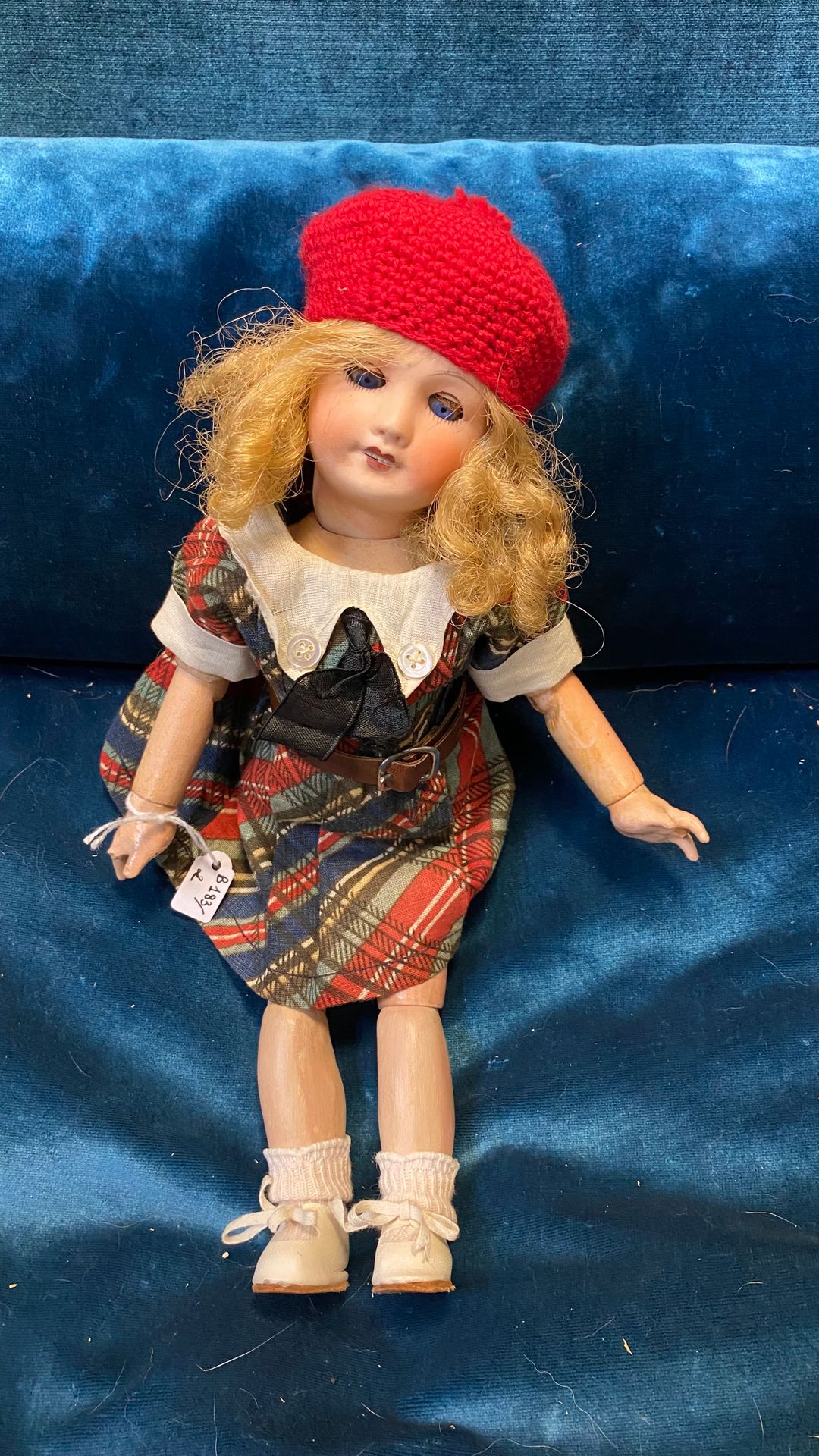Null 法国BLEUETTE类型的小娃娃，头部有UNIS France 1/1.4的双色标记。

原有的铰接式车身。

H.29厘米

(磨损)