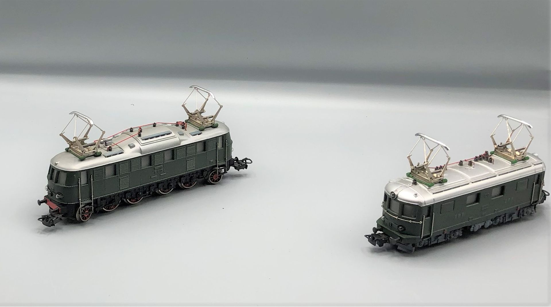 Null MARKLIN

Dos locomotoras eléctricas verdes, entre ellas la 1D1, trazado ale&hellip;
