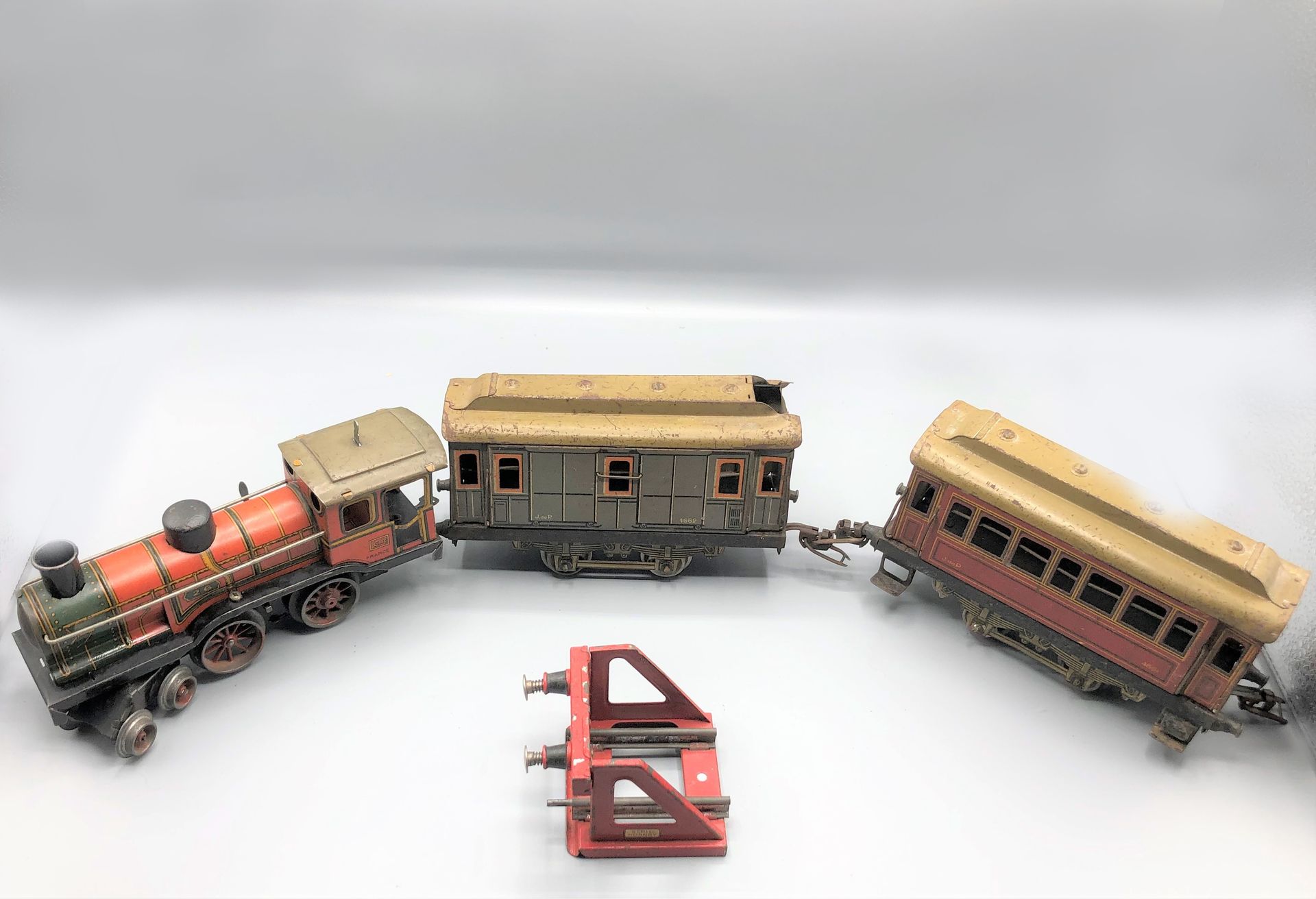Null JEP y otros -0- 

Locomotora 220 roja sin ténder, coche de pasajeros, furgó&hellip;