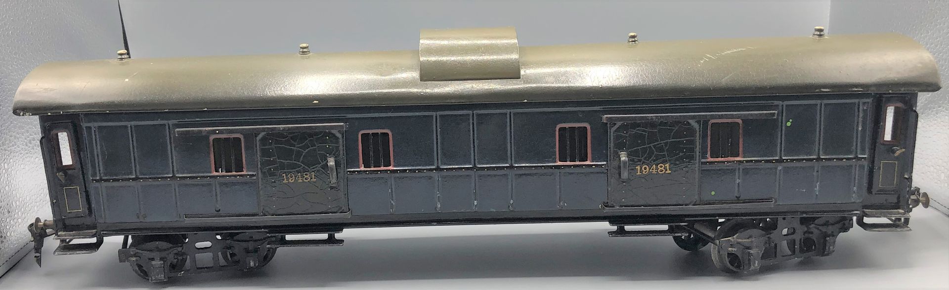 Null 
MARKLIN -1-




标有19481的蓝色行李车，有4个滑动门和4个开启门。两个转向架和一个屋顶灯。 




1920 - 1930

&hellip;