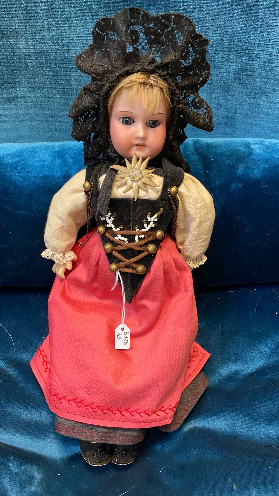 Null 德国地区的娃娃，有饼干头，张着嘴，身体是复合材料。民俗服装。

H.35厘米

(磨损)