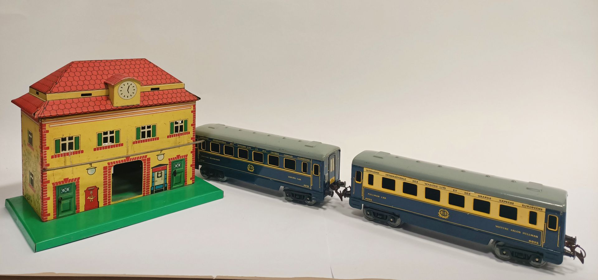 Null 


Station building in painted sheet metal HORNBY, restaurant car and loung&hellip;