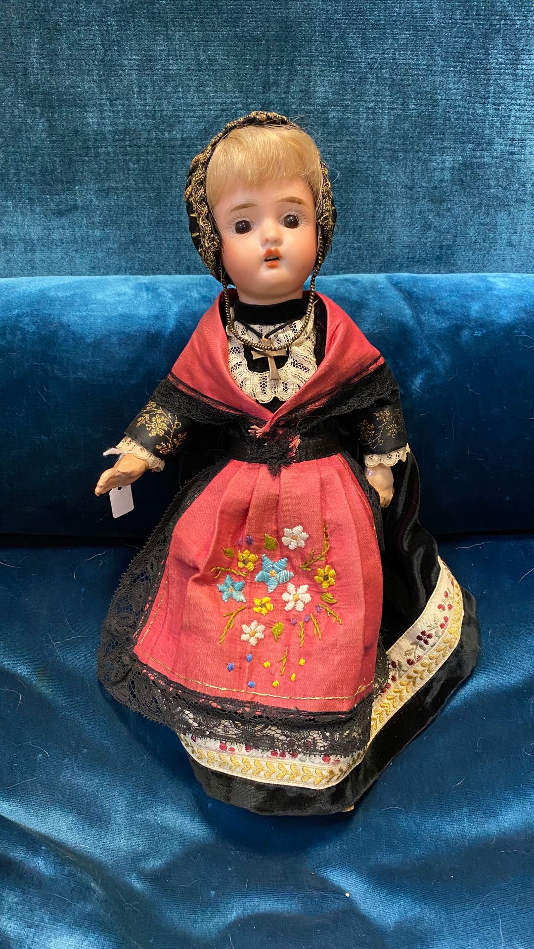 Null 德国地区的娃娃，有饼干头，张着嘴，身体是复合材料。民俗服装。

H.33厘米

(磨损)