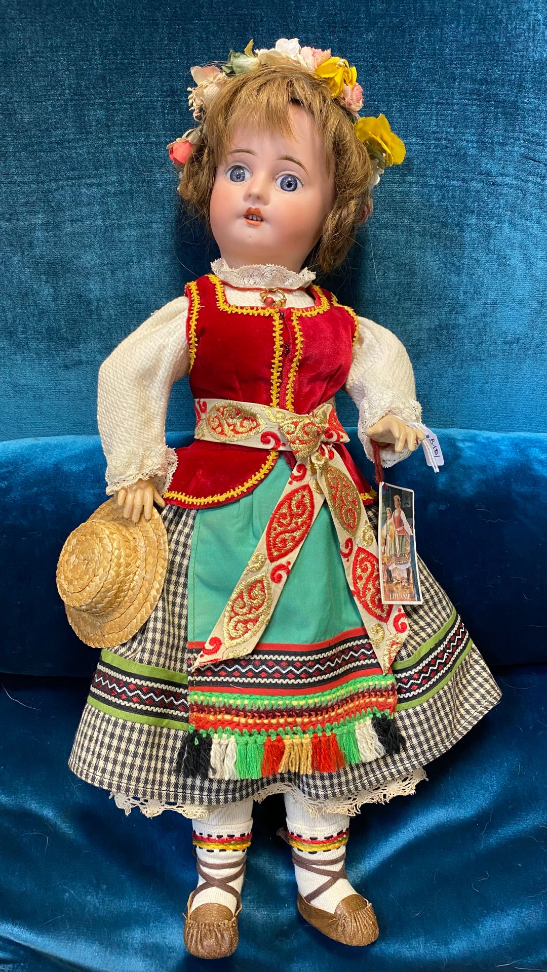 Null 地区性的德国娃娃，头部为平纹，嘴巴张开，身体为铰接式结构。民俗服装。

H.47厘米

(磨损)