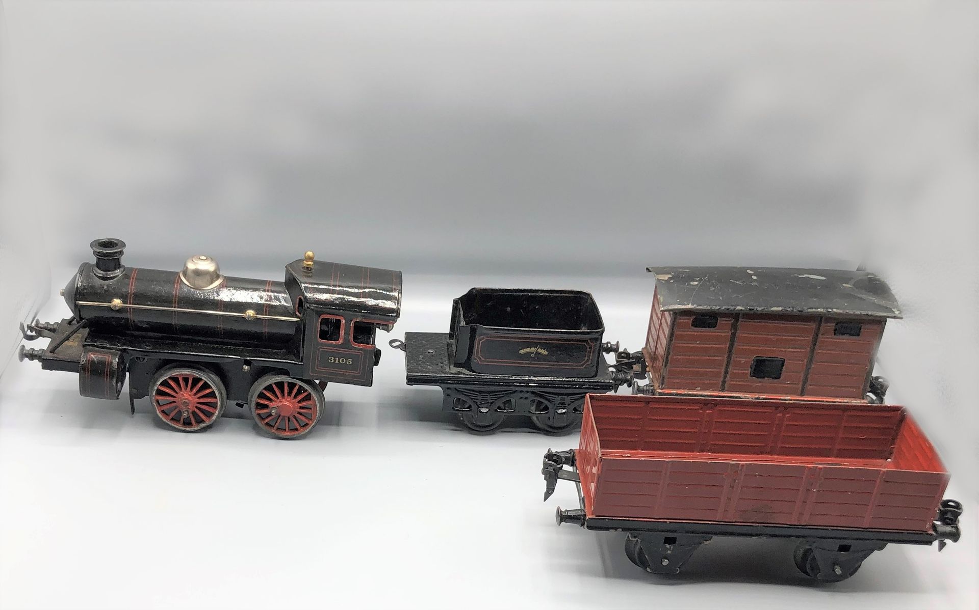 Null 
BING et divers -0-




Locomotive mécanique noire, son tender et deux wago&hellip;