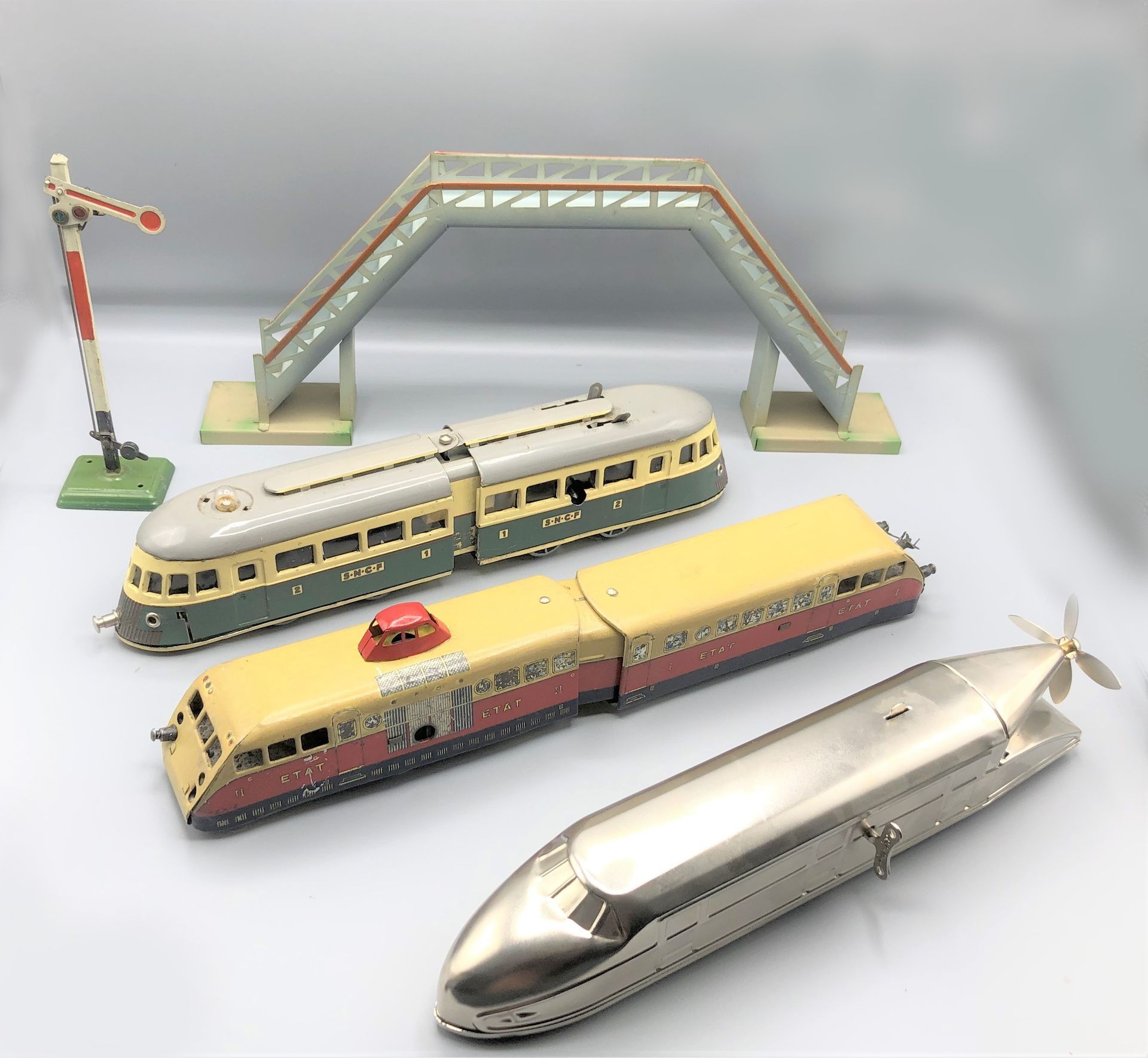 Null HORNBY - JOUSTRA和各种 -0-

两辆SNCF喷漆金属板轨道车，带发动机和拖车的BUGATTI轨道车，带后螺旋桨的ZEPPELIN型涡&hellip;