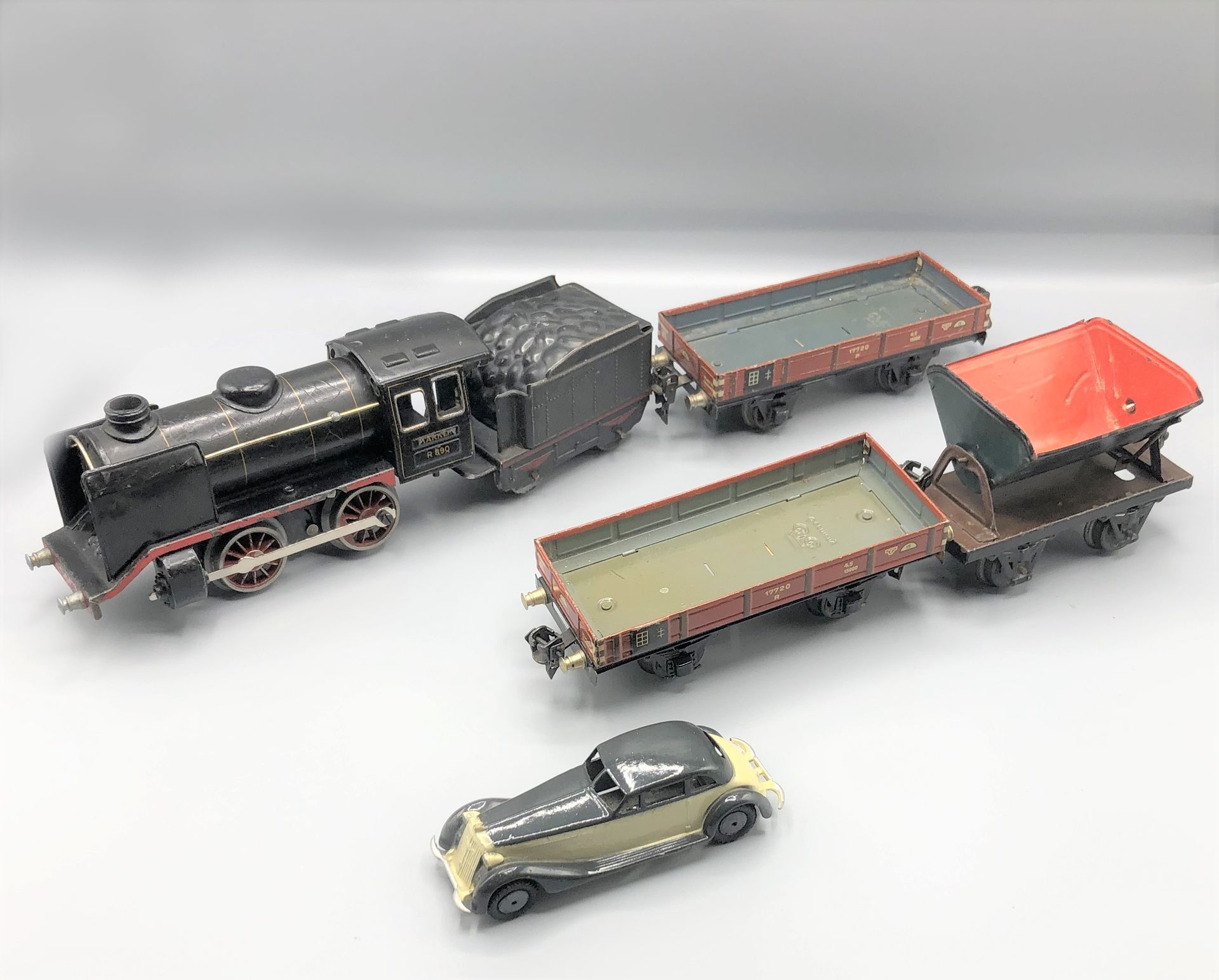 Null Verschiedenes -0- 

Güterzug bestehend aus einer schwarzen mechanischen Lok&hellip;