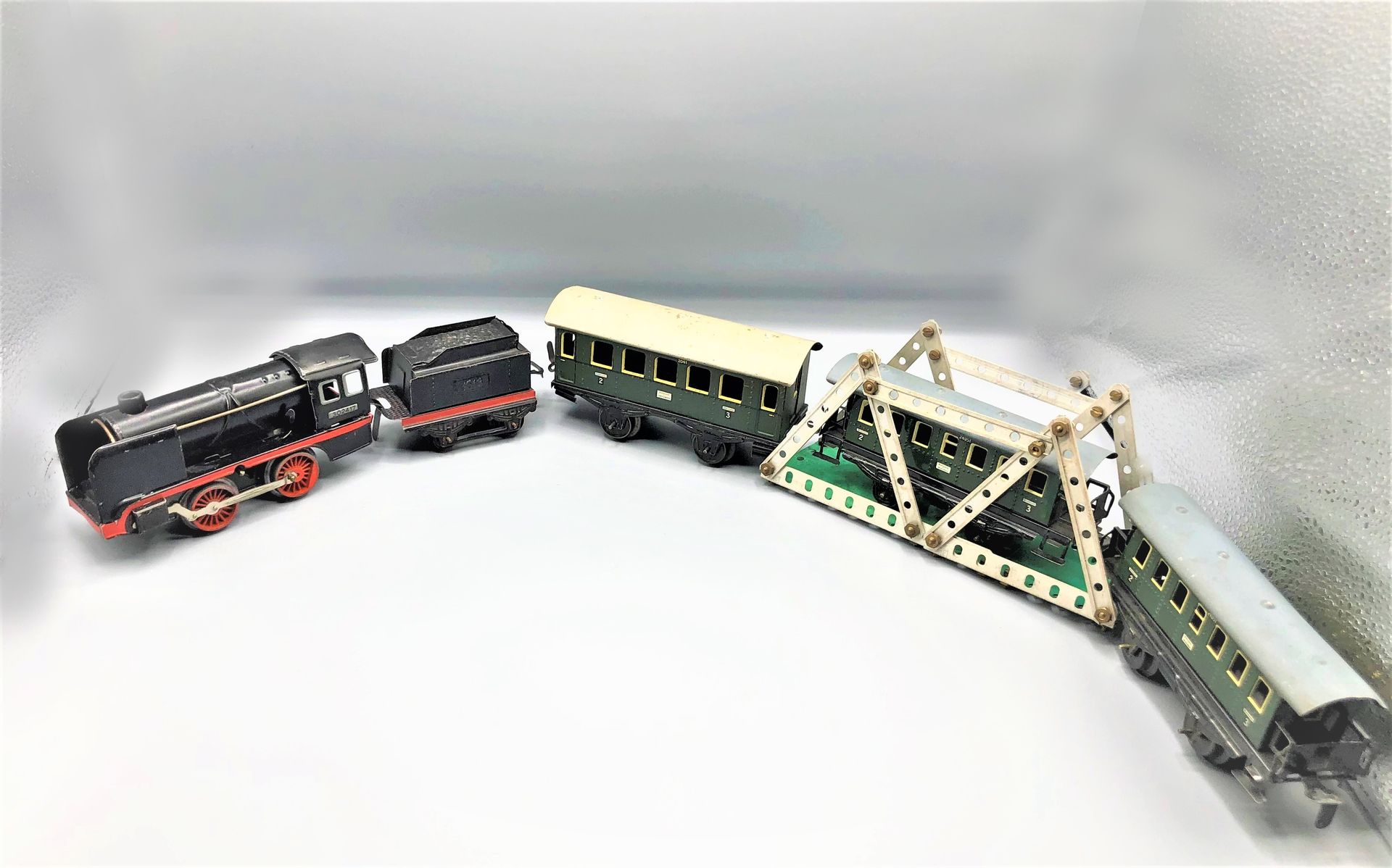 Null 杂项 -0-

机械式客运列车，包括机车020和标车以及3辆客车

1950 - 1960



使用状况

更多信息请联系该研究。