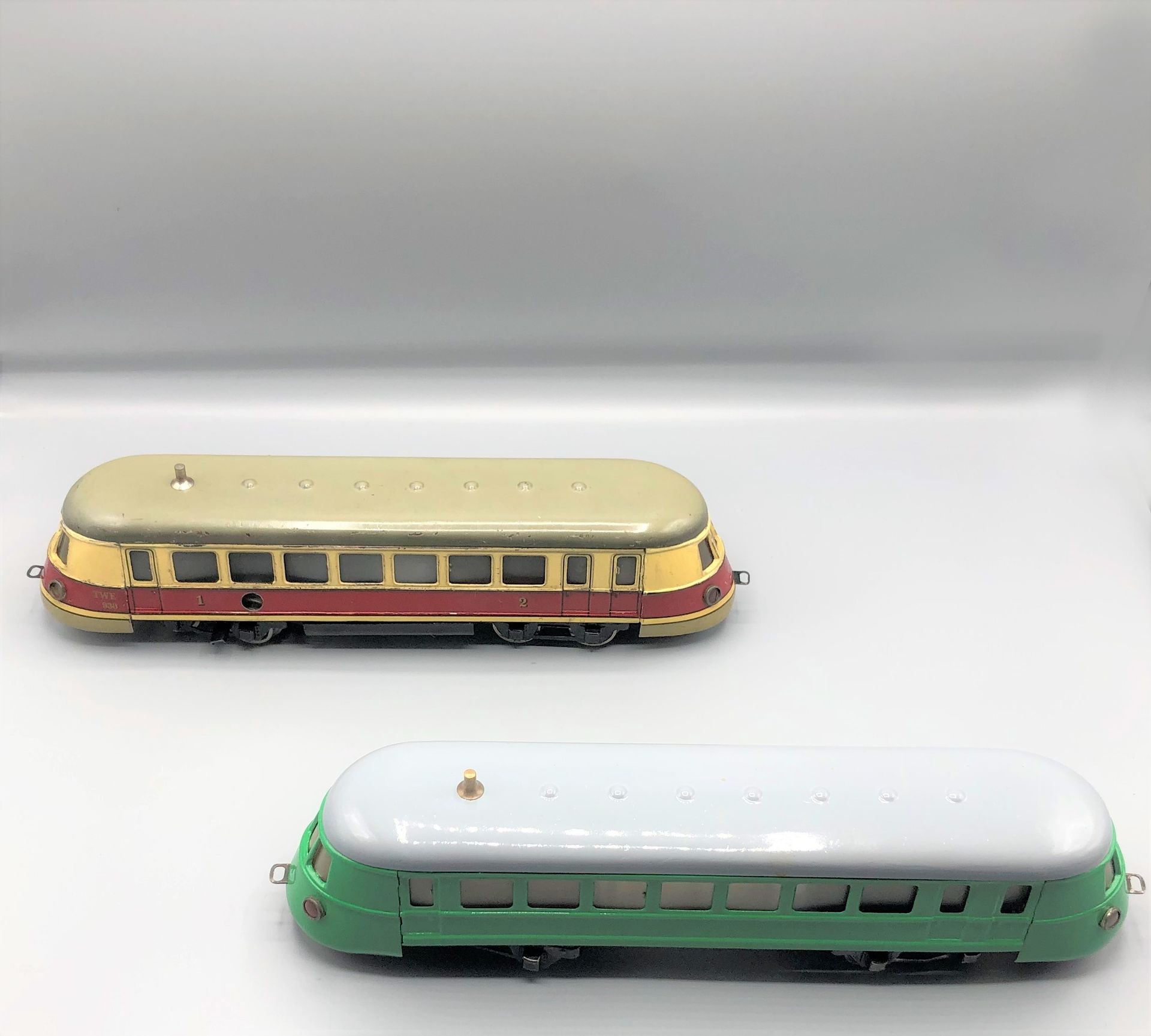 Null MARKLIN and various -0-

Two railcars, one burgundy and cream beige roof, t&hellip;