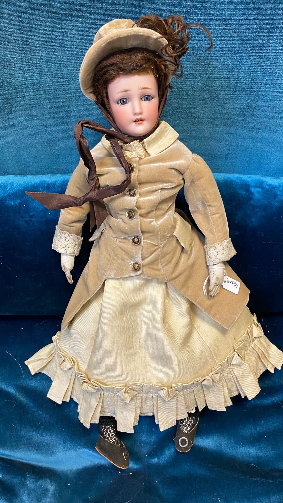 Null 巴黎人类型的娃娃，头部是双色的。

构成中的衔接体。

H.42厘米

(磨损)