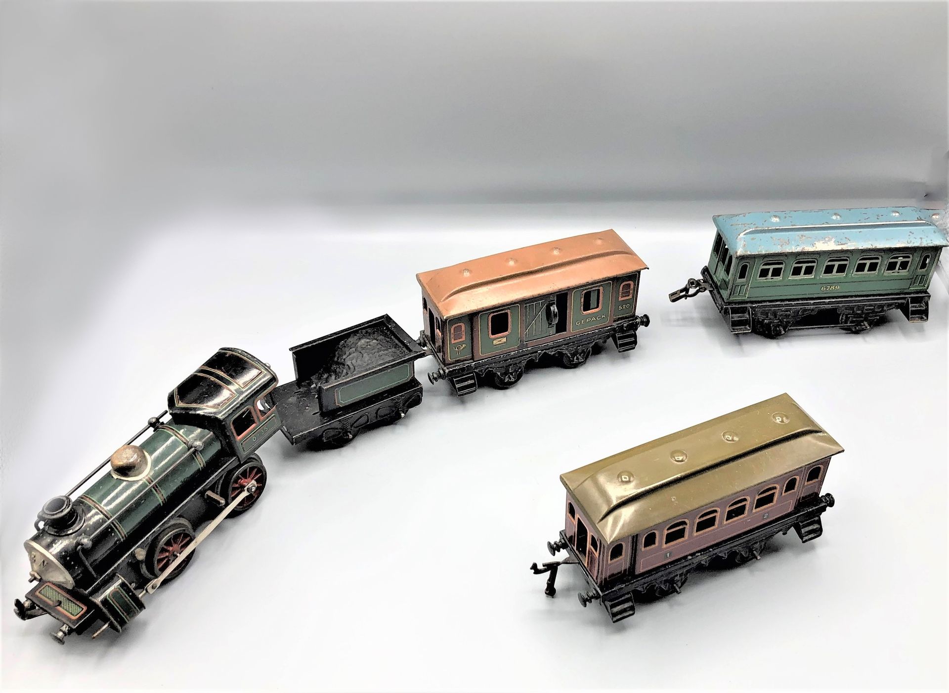 Null BING -0-

电动火车由一个黑色的120号机车及标头、两辆石版印刷的金属板乘客车厢和一辆行李车组成

1930 - 1940



使用状况

&hellip;