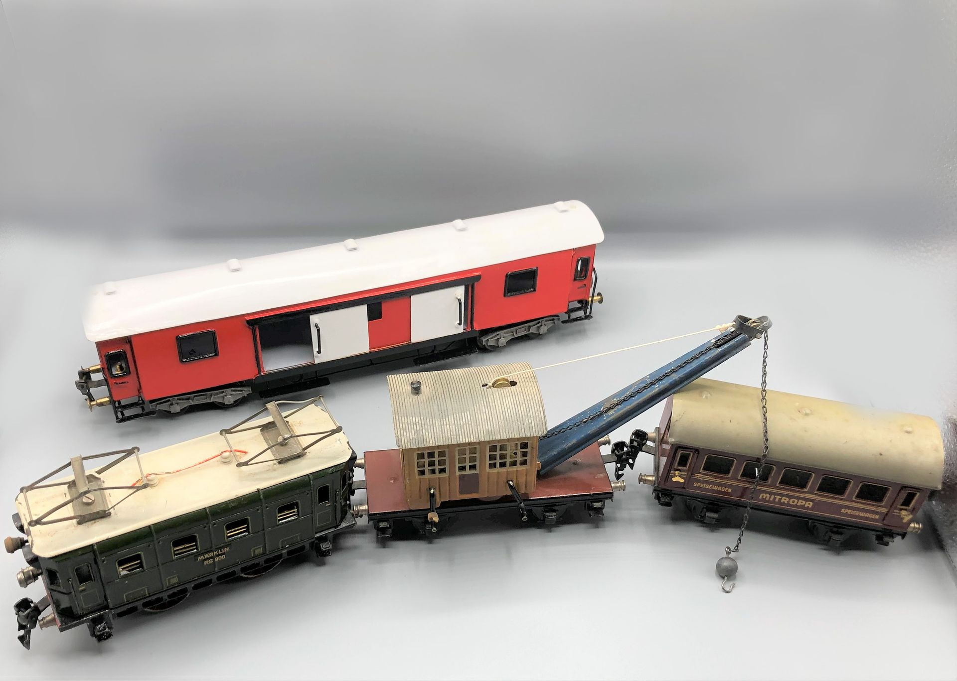 Null MARKLIN和各种-0-

由绿色引擎、邮政车、汽车和带吊车的货车组成的货运列车

1930 - 1950



使用状况

更多信息请联系该研究。
