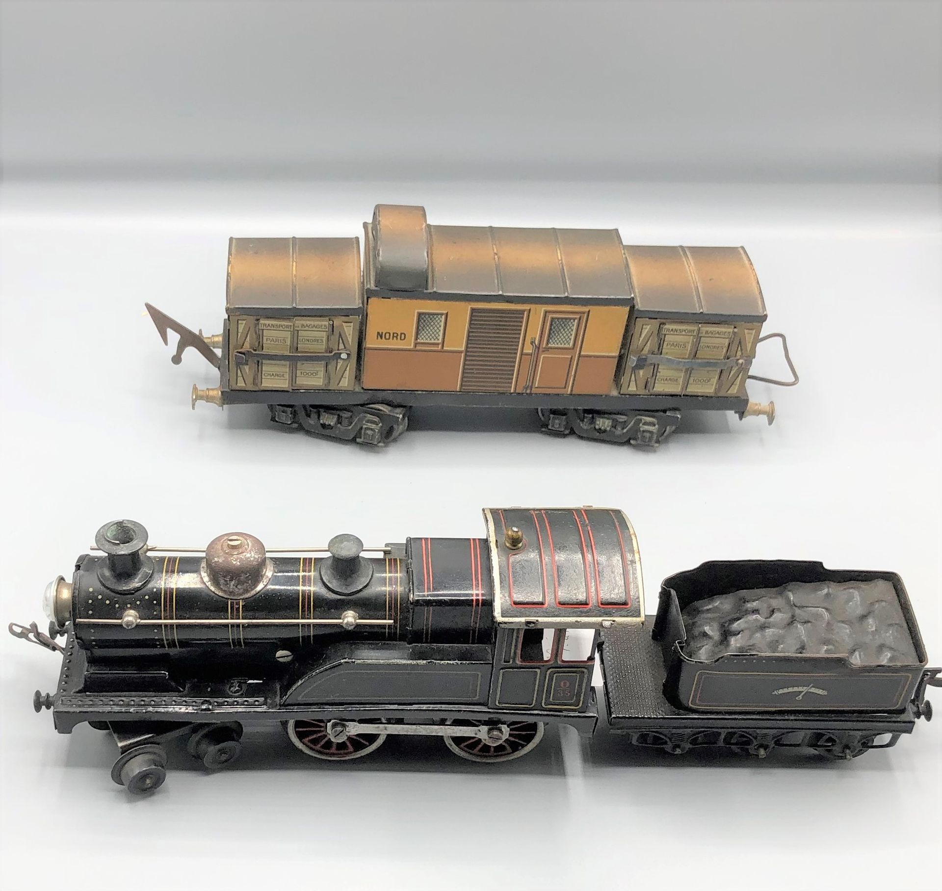 Null JEP y varios -0- 

120 locomotora mecánica negra y ténder de tres ejes, vag&hellip;