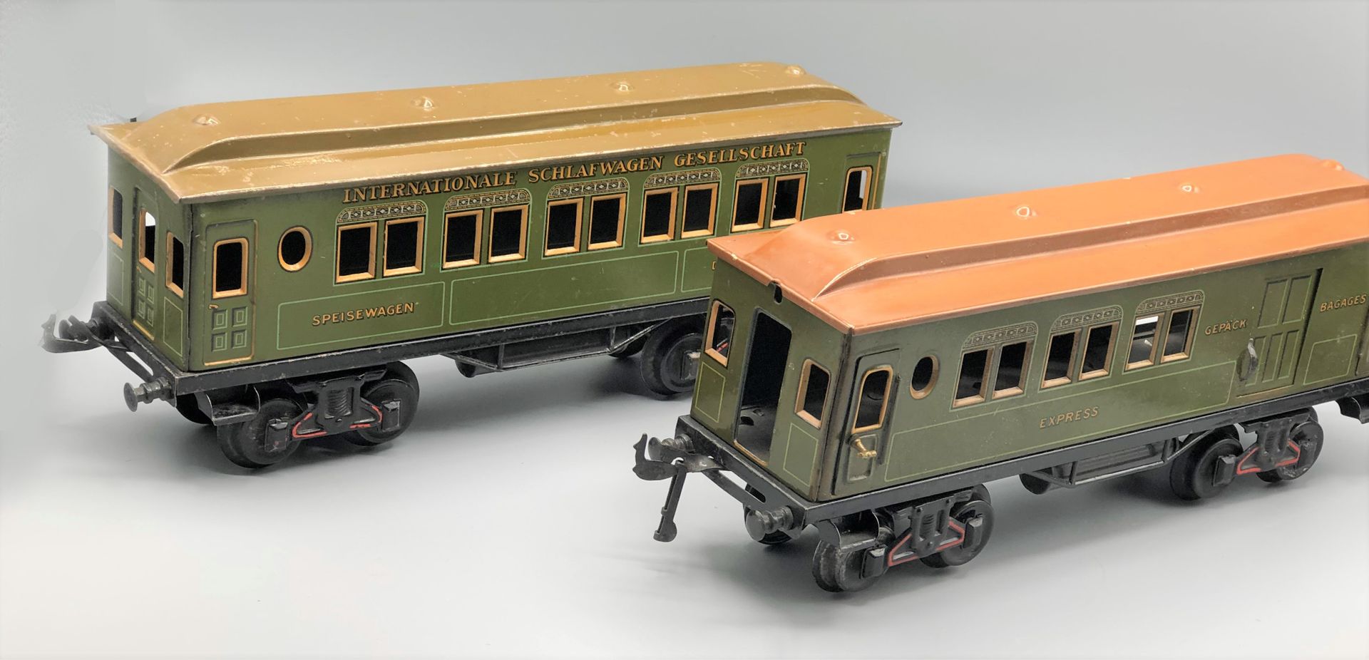 Null MARKLIN -0- 

Two CIWL and mixed dining cars with bogies, green lithographe&hellip;