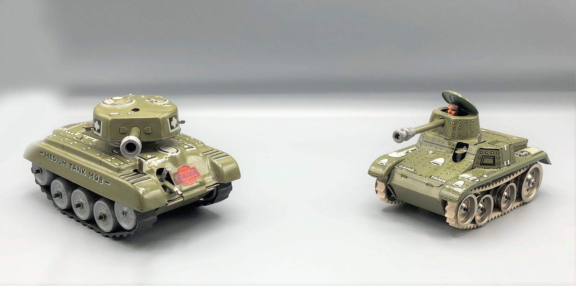 Null GAMA 

Zwei mechanische Panzer, einer mit tiefem Maschinengewehr und der an&hellip;