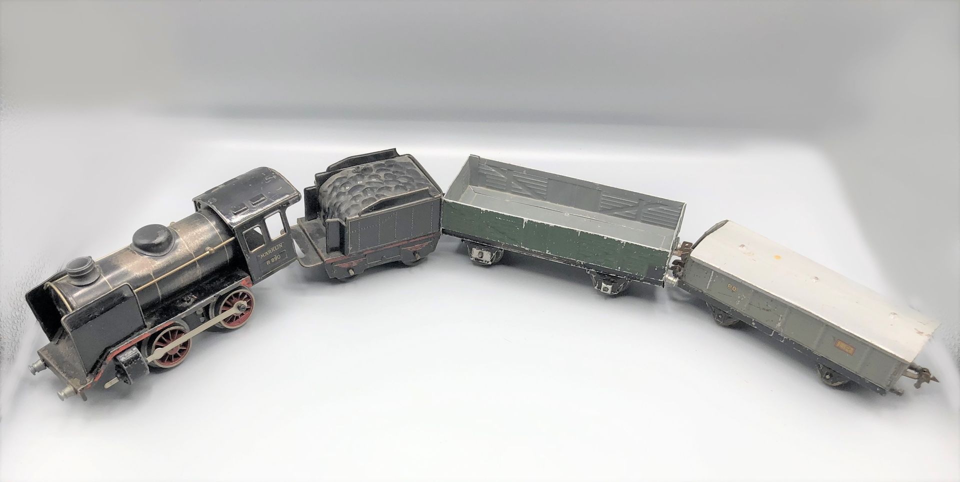 Null 杂项 -0-

由一辆带烟幕的020型蒸汽机车、标车和两辆平车组成的货运列车

1920 - 1930



使用条件

更多信息请联系该研究。