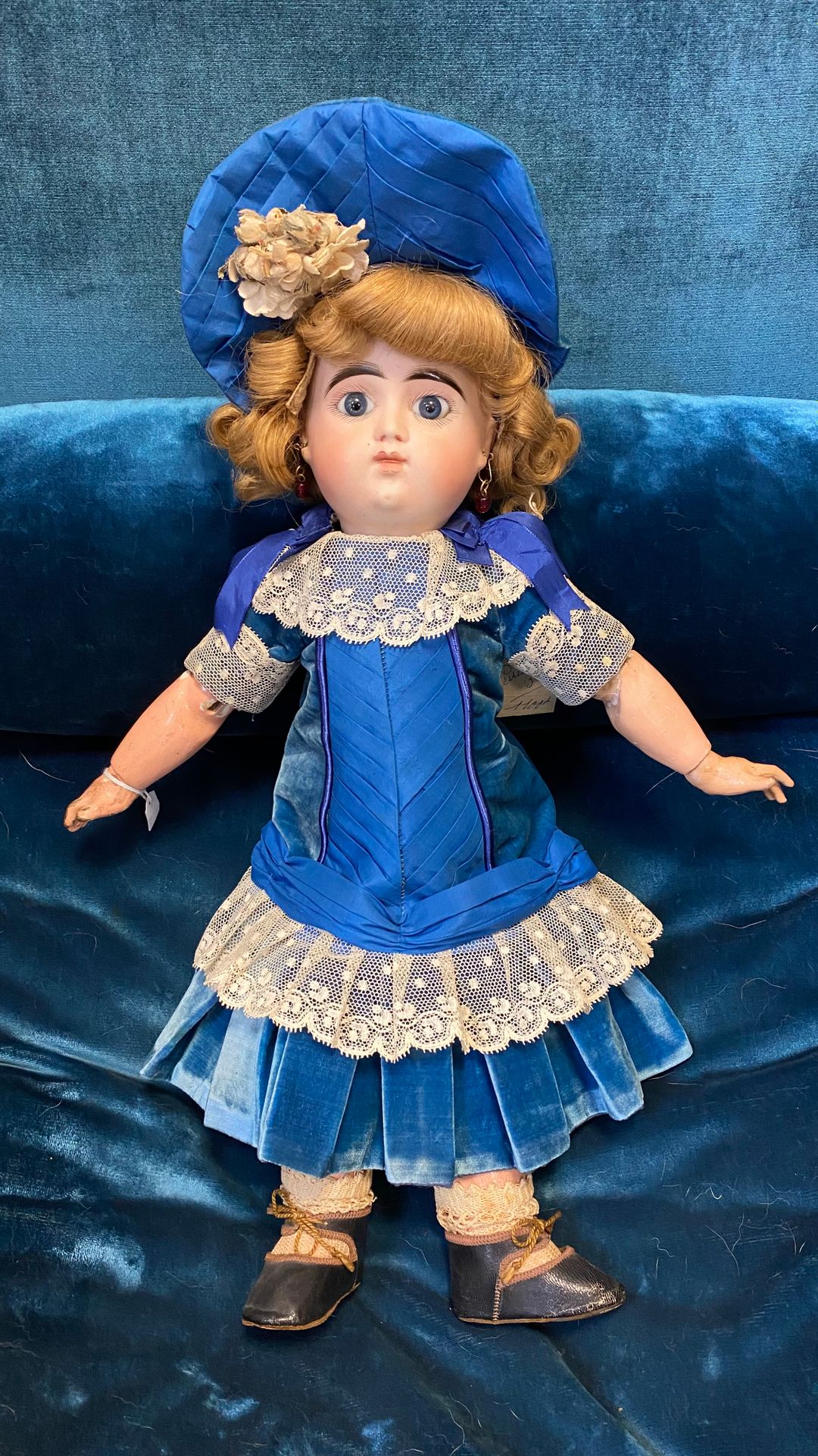 Null 法国娃娃，头部为平纹，嘴巴紧闭，蓝色眼睛固定。

JUMEAU型铰接式车身

H.40厘米

(磨损)