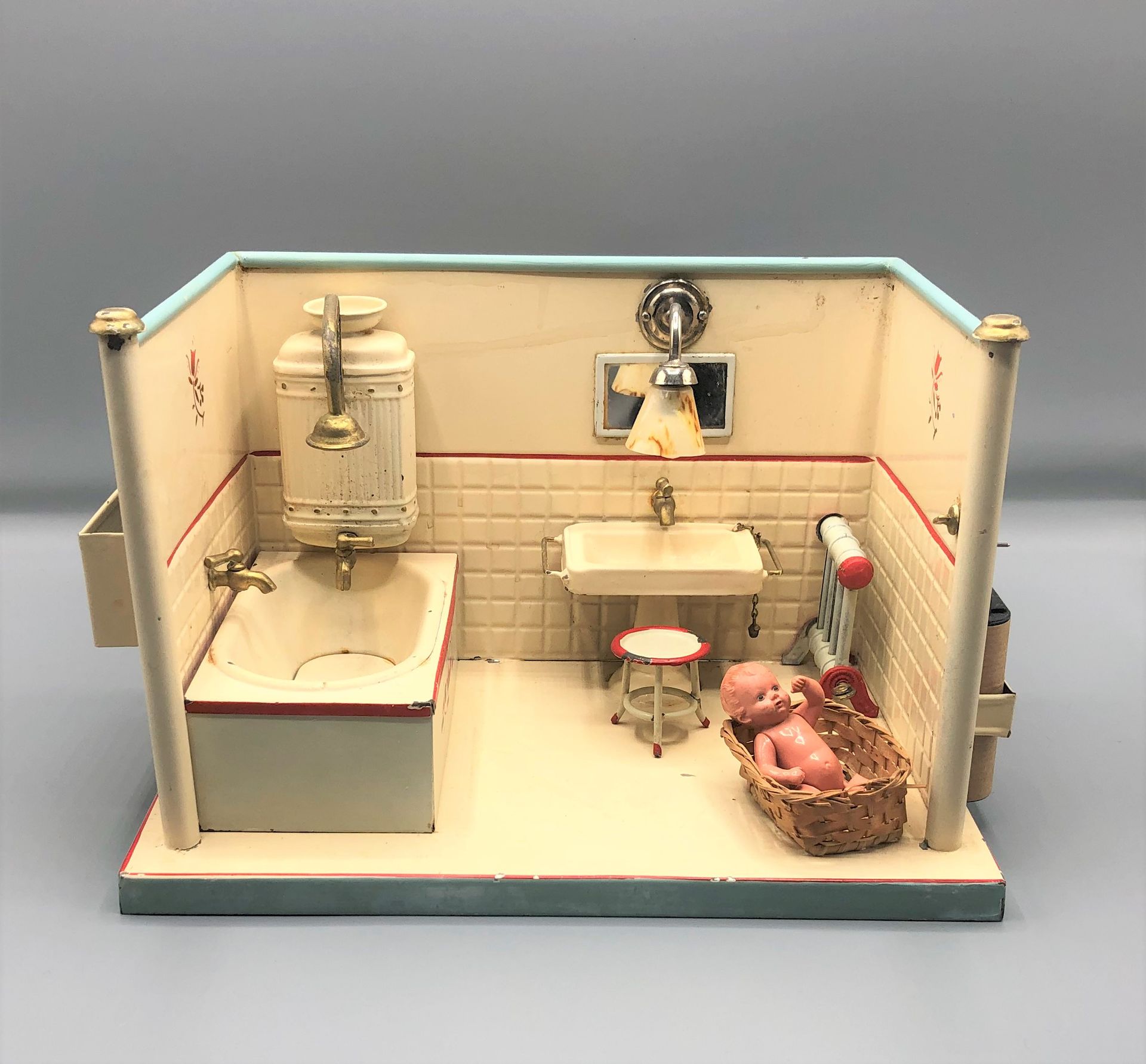 Null Modell eines Art-Deco-Badezimmers mit Badewanne, Waschbecken und Dusche. Je&hellip;