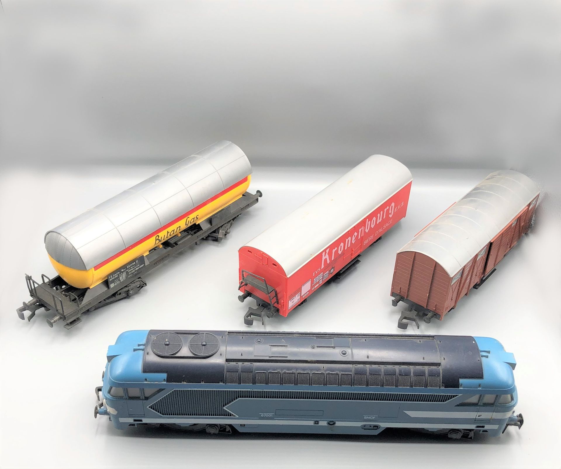 Null 
LIMA -0-




带有SNCF发动机和三个货运车皮的商旅列车，包括油罐车、KRONENBOURG啤酒商和货车。




1960 - 197&hellip;