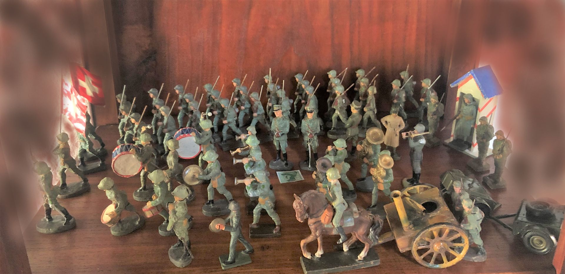 Null 
ELASTOLIN

Infanterie Suisse au défilé avec officier à cheval, guérite et &hellip;