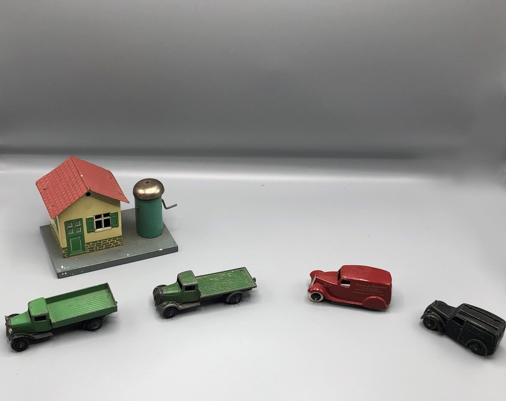 Null 
小孩玩具

四辆车，包括DINKY TOYS ANGLAIS SERIE 25卡车和货车，门卫大楼，敲钟人

1930 - 1940



使用状况&hellip;