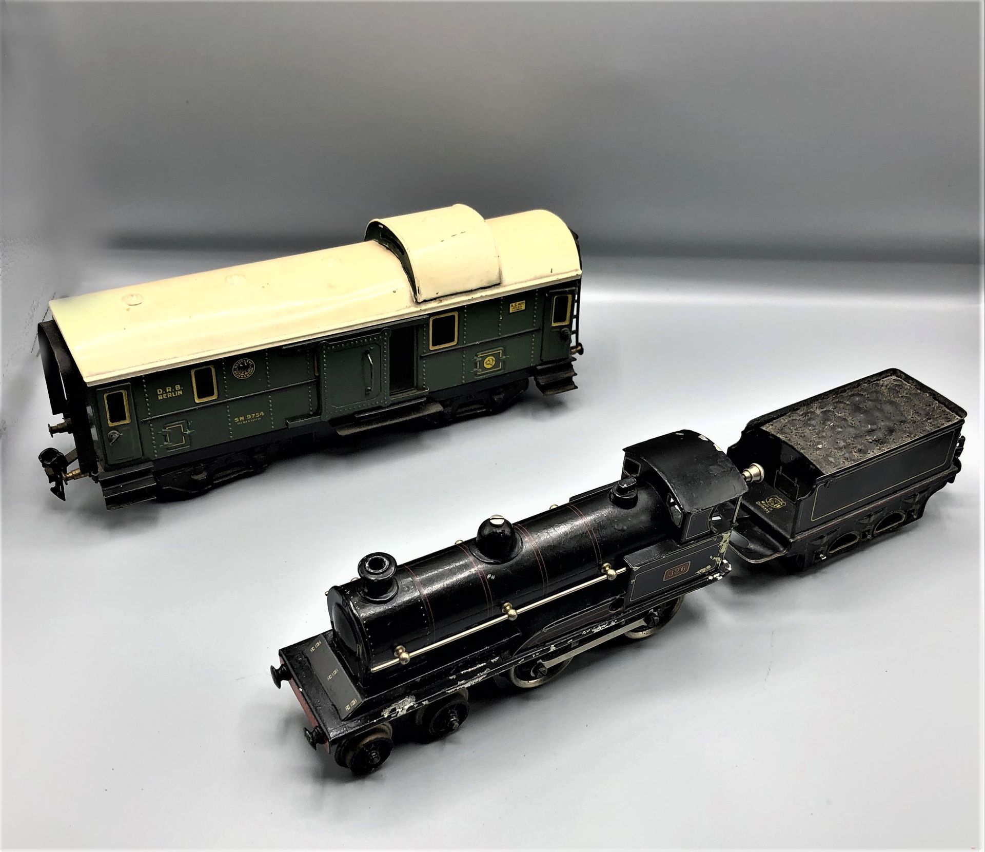 Null MARKLIN和杂项 -0- 

黑色220型机车，带两节转向架。带天窗的绿色邮政车

1930 - 1950



使用状况

更多信息请联系该研究&hellip;