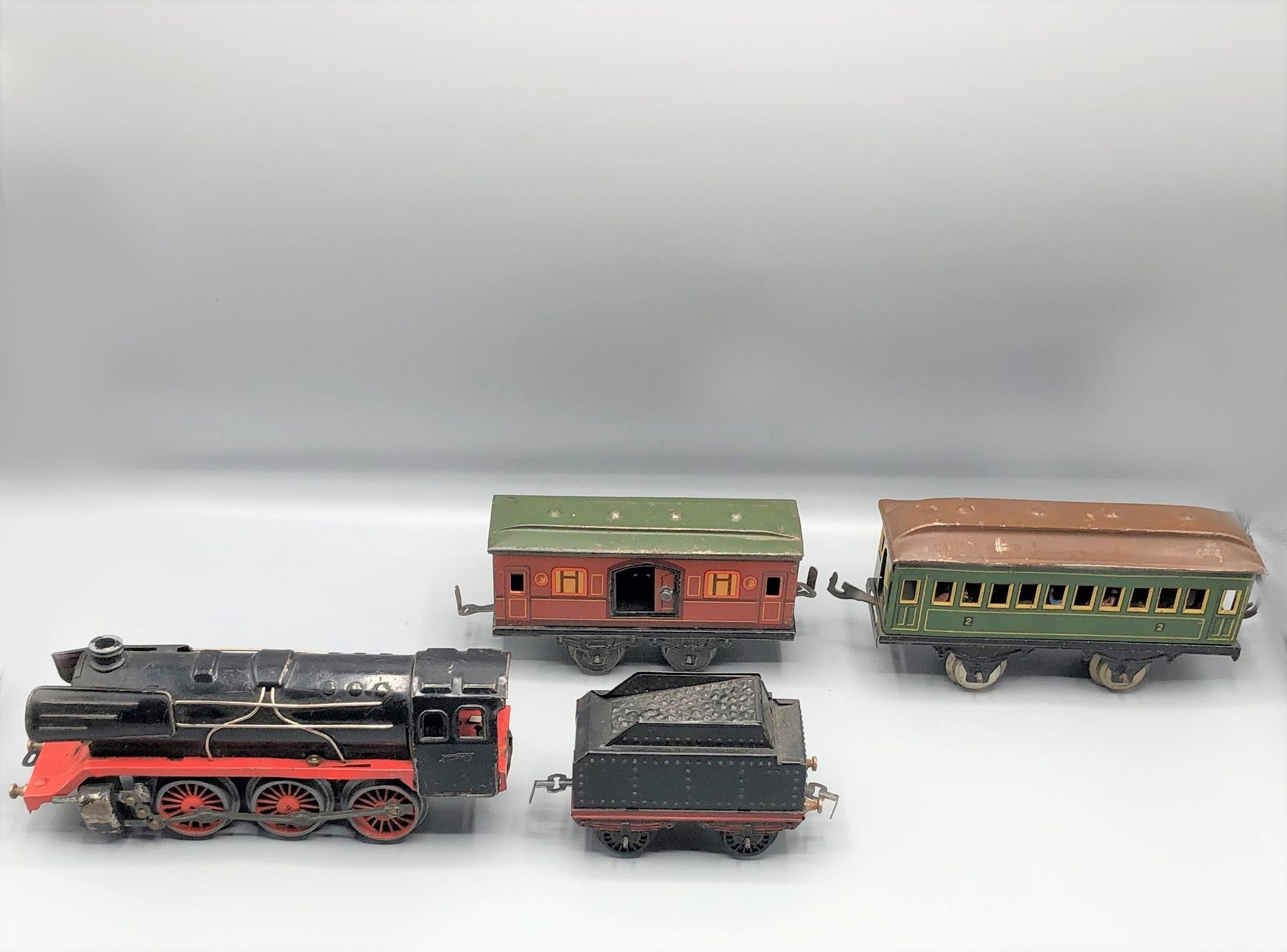 Null BING und verschiedene -0-

Schwarze Lokomotive 030 mit Tender, Personenwage&hellip;