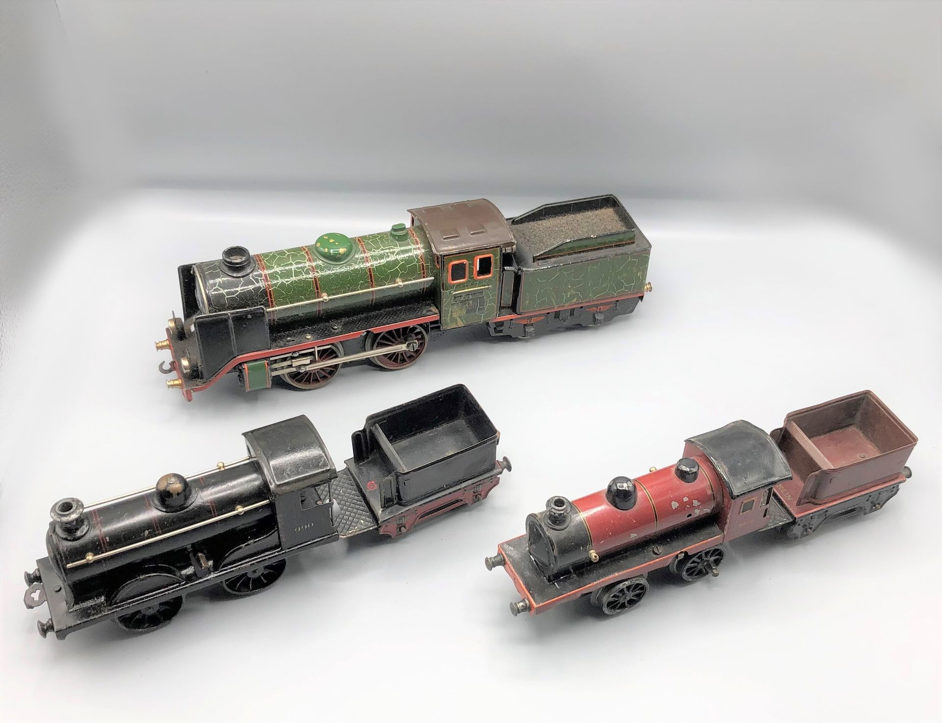 Null 
BING 




Grüne Lokomotive 020 mit ihrem Tender, schwarze Lokomotive 020 m&hellip;