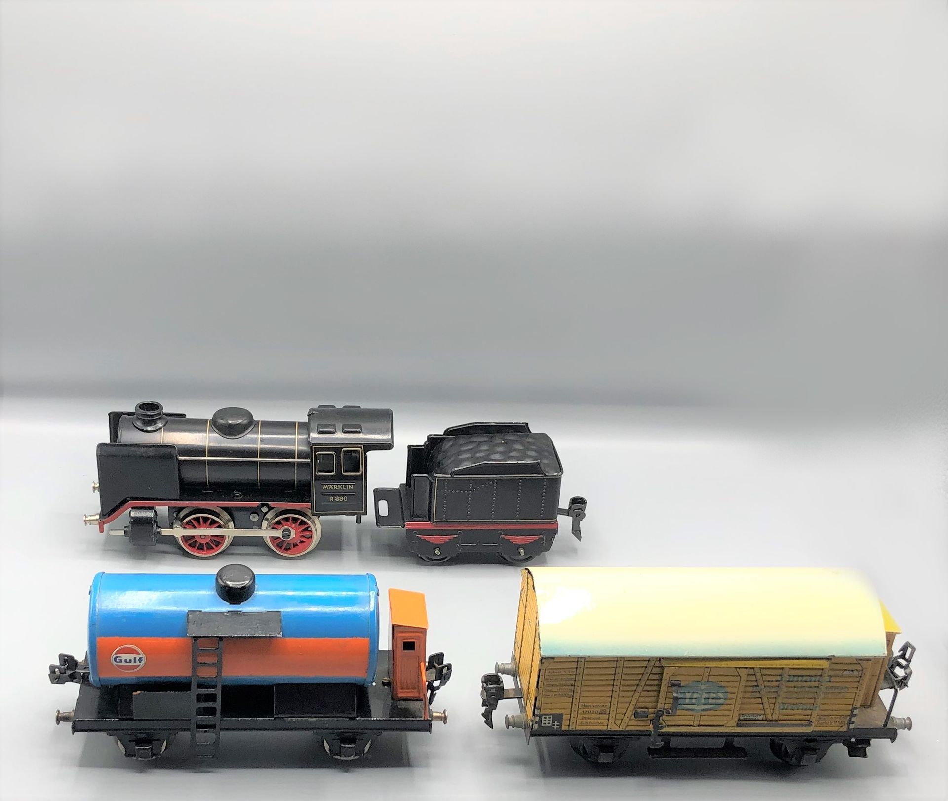 Null BING und diverse -0- 

Mechanischer Zug bestehend aus einer schwarzen Lokom&hellip;