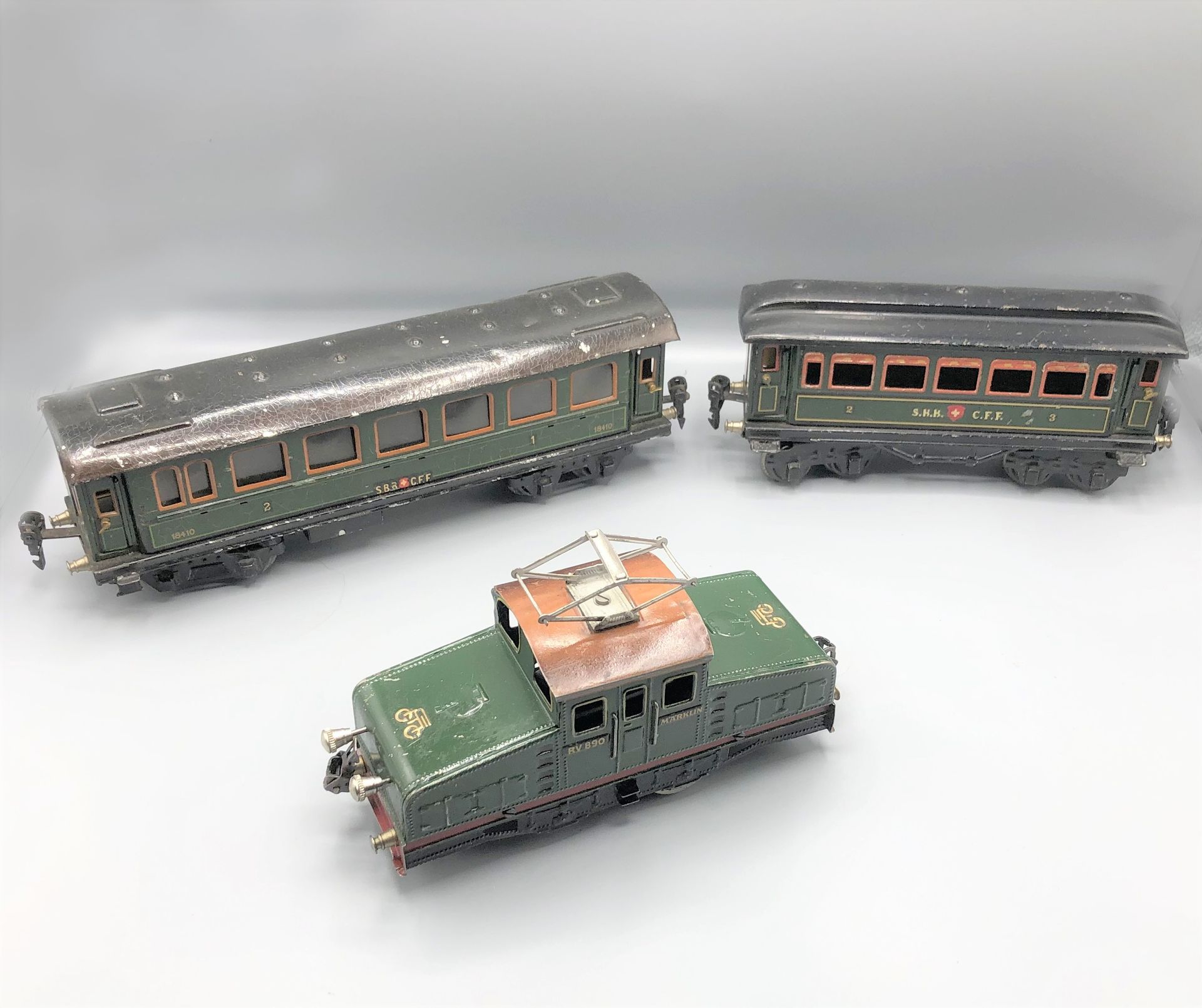 Null 
MARKLIN等人 -0- 




由绿色PO电动机和两辆SBB CFF乘客车厢组成的平版印刷金属板的电动列车




1930 - 1940

&hellip;