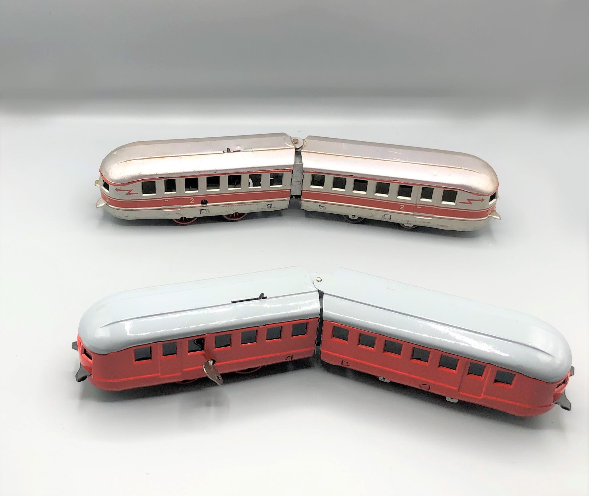 Null Various -0- 

Mechanical railcar, two silver cars with red stripe, mechanic&hellip;