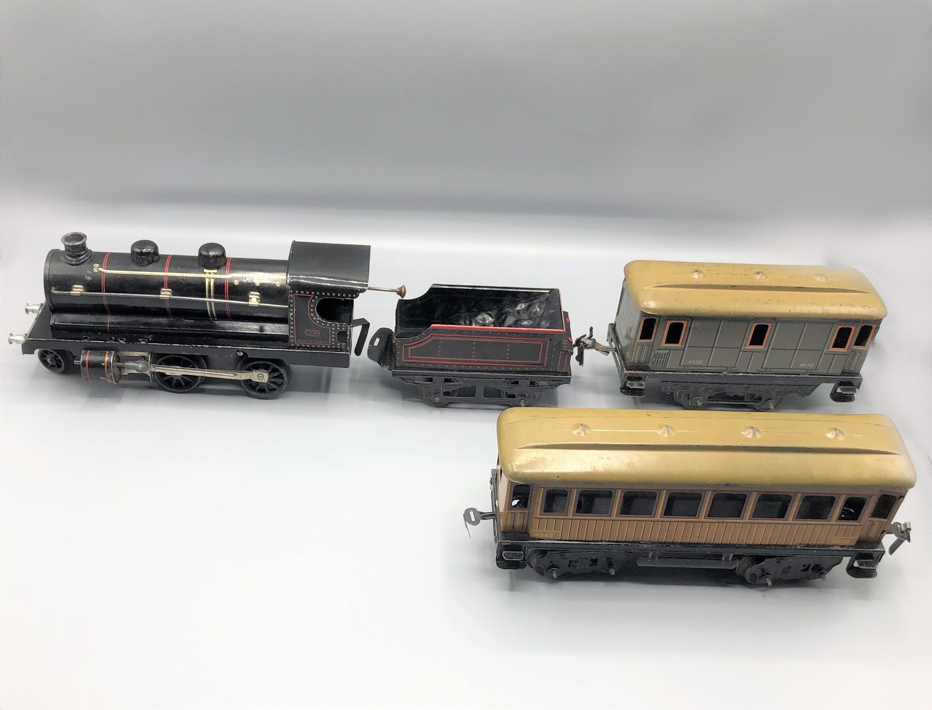 Null JEO -0-

Locomotora negra con ténder, vagón de pasajeros y furgón

1930-194&hellip;