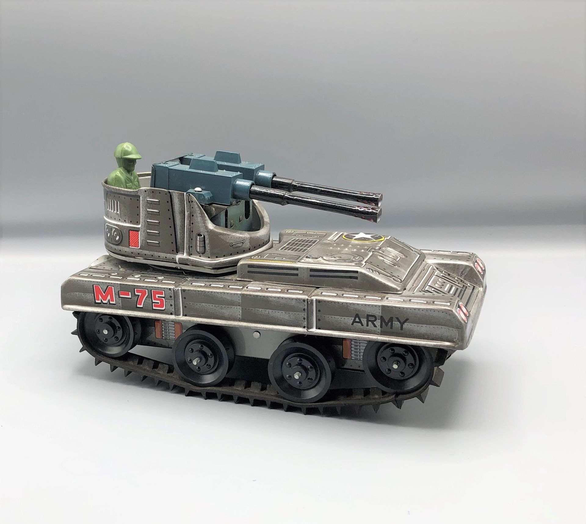 Null OKUMA 

Tank avec DCA M75 fonctionne à pile, tôle lithographiée

1960



Et&hellip;